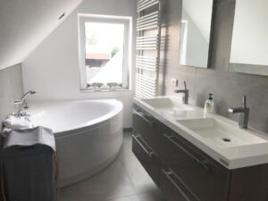 Hübsches Bad mit Eckbadewanne