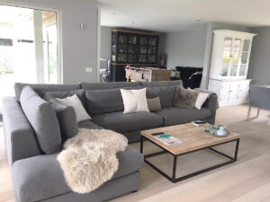 Ein gemütliches großes Sofa