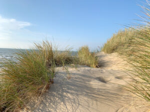 Die Düne am Strand, Blick aufs Meer und blauer Himmel