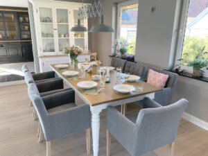 Gedeckter Esstisch im Wohnzimmer