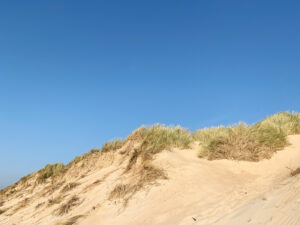 Blauer Himmel am Strand