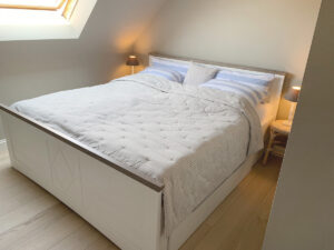 Gemütliches Bett im Obergeschoss