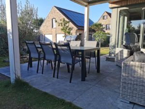 Esstisch auf der Terrasse