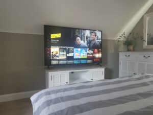 Gemütliches Schlafzimmer mit TV