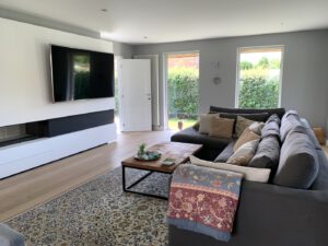 Sofa und TV im Wohnzimmer